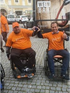 Rainer Widmann und Klaus Hofstadler im Rollstuhl