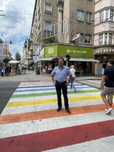 Rainer Widmann auf Regenbogenzebrastreifen in Linz